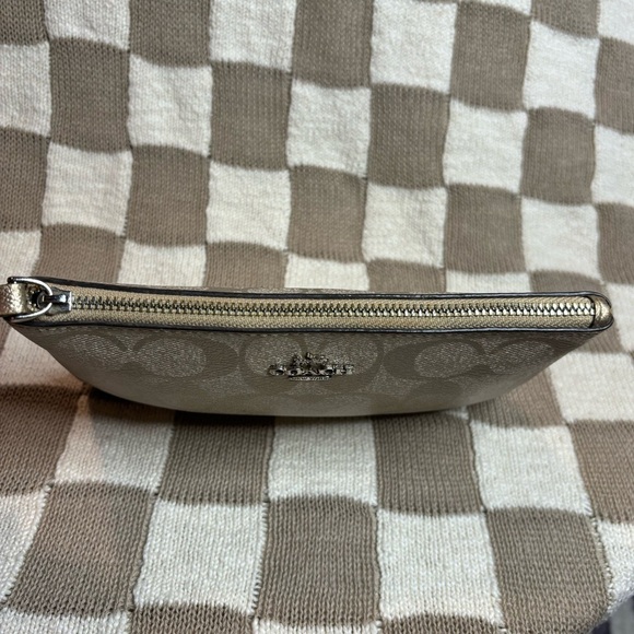 Coach large wristlet in signature canvas - Picture 9 of 10